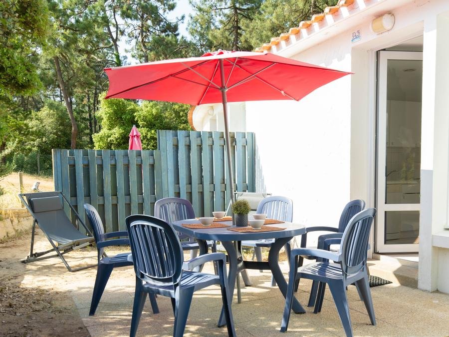 Camping Pas Cher vous présente avec son site Officiel campingpascher.fr, le Village vacances Village Vacances Le Hameau De L'Océan classé 4 étoiles, situé sur la commune de Saint Hilaire De Riez dans le département Vendée (Pays De La Loire) en France. Le village vacances Village Vacances Le Hameau De L'Océan, vous présente un hébergement de type maison de 53 m² pour 6 personnes et télévision. Le village vacances Village Vacances Le Hameau De L'Océan vous propose du sam. 06 juin au sam. 13 juin 2026 pour 7 nuits à 373€. Cette location propose 48 dates différentes pour réserver votre séjour. Découvrez également les 8 autres gammes d'hébergements du village vacances. Les Avis clients pour le Village vacances Village Vacances Le Hameau De L'Océan sont excellents avec une note moyenne de 8 sur 10. Piscine chauffée, Piscine couverte, Animations familiales, Club enfants, Aire de jeux enfants, Canoë-kayak, Centre équestre, Court de tennis, Cyclisme, Flipper, Golf, Jet-ski, Location de bateaux, Paddle, Ping-pong, Piscine, Planche à voile, Pétanque, Randonnée, Salle de fitness, Salle de jeux vidéo, Ski nautique, Surf, Terrain de beach-volley, Terrain de football, Bar, Dépôt de pain, Snack/Bar,... En savoir plus : cliquez-ICI.