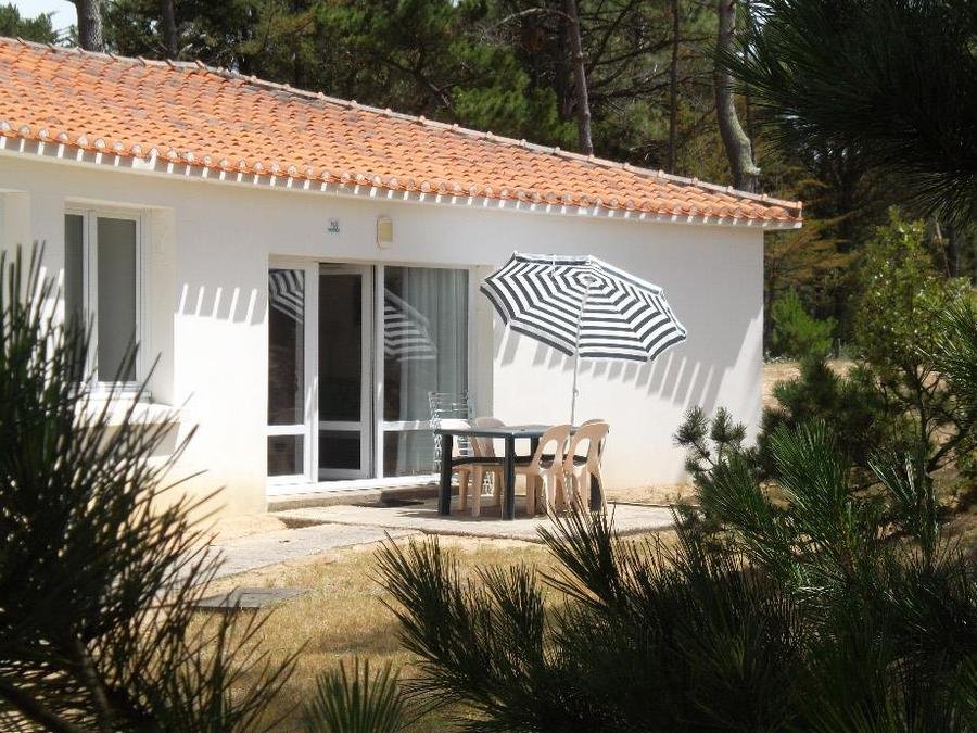 Camping Pas Cher vous présente avec son site Officiel campingpascher.fr, le Village vacances Village Vacances Le Hameau De L'Océan classé 4 étoiles, situé sur la commune de Saint Hilaire De Riez dans le département Vendée (Pays De La Loire) en France. Le village vacances Village Vacances Le Hameau De L'Océan, vous présente un hébergement de type maison de 40 m² pour 4 personnes et télévision. Le village vacances Village Vacances Le Hameau De L'Océan vous propose du sam. 13 juin au sam. 20 juin 2026 pour 7 nuits à 354€. Cette location propose 40 dates différentes pour réserver votre séjour. Découvrez également les 8 autres gammes d'hébergements du village vacances. Les Avis clients pour le Village vacances Village Vacances Le Hameau De L'Océan sont excellents avec une note moyenne de 8 sur 10. Piscine chauffée, Piscine couverte, Animations familiales, Club enfants, Aire de jeux enfants, Canoë-kayak, Centre équestre, Court de tennis, Cyclisme, Flipper, Golf, Jet-ski, Location de bateaux, Paddle, Ping-pong, Piscine, Planche à voile, Pétanque, Randonnée, Salle de fitness, Salle de jeux vidéo, Ski nautique, Surf, Terrain de beach-volley, Terrain de football, Bar, Dépôt de pain, Snack/Bar,... En savoir plus : cliquez-ICI.