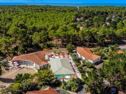 Camping Pas Cher vous présente avec son site Officiel campingpascher.fr, le Village vacances Village Vacances Le Hameau De L'Océan classé 4 étoiles, situé sur la commune de Saint Hilaire De Riez dans le département Vendée (Pays De La Loire) en France. Le village vacances Village Vacances Le Hameau De L'Océan, vous présente un hébergement de type maison de 30 m² et télévision. Le village vacances Village Vacances Le Hameau De L'Océan vous propose du sam. 06 juin au sam. 13 juin 2026 pour 7 nuits à 289€. Cette location propose 44 dates différentes pour réserver votre séjour. Découvrez également les 8 autres gammes d'hébergements du village vacances. Les Avis clients pour le Village vacances Village Vacances Le Hameau De L'Océan sont excellents avec une note moyenne de 8 sur 10. Piscine chauffée, Piscine couverte, Animations familiales, Club enfants, Aire de jeux enfants, Canoë-kayak, Centre équestre, Court de tennis, Cyclisme, Flipper, Golf, Jet-ski, Location de bateaux, Paddle, Ping-pong, Piscine, Planche à voile, Pétanque, Randonnée, Salle de fitness, Salle de jeux vidéo, Ski nautique, Surf, Terrain de beach-volley, Terrain de football, Bar, Dépôt de pain, Snack/Bar,... En savoir plus : cliquez-ICI.