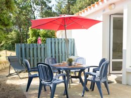 Camping Pas Cher vous présente avec son site Officiel campingpascher.fr, le Village vacances Village Vacances Le Hameau De L'Océan classé 4 étoiles, situé sur la commune de Saint Hilaire De Riez dans le département Vendée (Pays De La Loire) en France. Le village vacances Village Vacances Le Hameau De L'Océan, vous présente un hébergement de type maison de 53 m² pour 6 personnes et télévision. Le village vacances Village Vacances Le Hameau De L'Océan vous propose du vendredi 02 octobre au vendredi 09 octobre 2026 pour 7 nuits à 336€. Cette location propose 117 dates différentes pour réserver votre séjour. Découvrez également les 8 autres gammes d'hébergements du village vacances. Les Avis clients pour le Village vacances Village Vacances Le Hameau De L'Océan sont excellents avec une note moyenne de 8 sur 10. Piscine chauffée, Piscine couverte, Animations familiales, Club enfants, Aire de jeux enfants, Canoë-kayak, Centre équestre, Court de tennis, Cyclisme, Flipper, Golf, Jet-ski, Location de bateaux, Paddle, Ping-pong, Piscine, Planche à voile, Pétanque, Randonnée, Salle de fitness, Salle de jeux vidéo, Ski nautique, Surf, Terrain de beach-volley, Terrain de football, Bar, Dépôt de pain, Snack/Bar,... En savoir plus : cliquez-ICI.