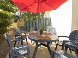 Camping Pas Cher vous présente avec son site Officiel campingpascher.fr, le Village vacances Village Vacances Le Hameau De L'Océan classé 4 étoiles, situé sur la commune de Saint Hilaire De Riez dans le département Vendée (Pays De La Loire) en France. Le village vacances Village Vacances Le Hameau De L'Océan, vous présente un hébergement de type maison de 46 m² pour 5 personnes et télévision. Le village vacances Village Vacances Le Hameau De L'Océan vous propose du dimanche 04 octobre au dimanche 11 octobre 2026 pour 7 nuits à 294€. Cette location propose 129 dates différentes pour réserver votre séjour. Découvrez également les 8 autres gammes d'hébergements du village vacances. Les Avis clients pour le Village vacances Village Vacances Le Hameau De L'Océan sont excellents avec une note moyenne de 8 sur 10. Piscine chauffée, Piscine couverte, Animations familiales, Club enfants, Aire de jeux enfants, Canoë-kayak, Centre équestre, Court de tennis, Cyclisme, Flipper, Golf, Jet-ski, Location de bateaux, Paddle, Ping-pong, Piscine, Planche à voile, Pétanque, Randonnée, Salle de fitness, Salle de jeux vidéo, Ski nautique, Surf, Terrain de beach-volley, Terrain de football, Bar, Dépôt de pain, Snack/Bar,... En savoir plus : cliquez-ICI.