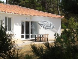 Camping Pas Cher vous présente avec son site Officiel campingpascher.fr, le Village vacances Village Vacances Le Hameau De L'Océan classé 4 étoiles, situé sur la commune de Saint Hilaire De Riez dans le département Vendée (Pays De La Loire) en France. Le village vacances Village Vacances Le Hameau De L'Océan, vous présente un hébergement de type maison de 40 m² pour 4 personnes et télévision. Le village vacances Village Vacances Le Hameau De L'Océan vous propose du dimanche 04 octobre au dimanche 11 octobre 2026 pour 7 nuits à 280€. Cette location propose 114 dates différentes pour réserver votre séjour. Découvrez également les 8 autres gammes d'hébergements du village vacances. Les Avis clients pour le Village vacances Village Vacances Le Hameau De L'Océan sont excellents avec une note moyenne de 8 sur 10. Piscine chauffée, Piscine couverte, Animations familiales, Club enfants, Aire de jeux enfants, Canoë-kayak, Centre équestre, Court de tennis, Cyclisme, Flipper, Golf, Jet-ski, Location de bateaux, Paddle, Ping-pong, Piscine, Planche à voile, Pétanque, Randonnée, Salle de fitness, Salle de jeux vidéo, Ski nautique, Surf, Terrain de beach-volley, Terrain de football, Bar, Dépôt de pain, Snack/Bar,... En savoir plus : cliquez-ICI.