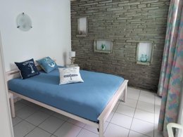 Camping Pas Cher vous présente avec son site Officiel campingpascher.fr, le Village vacances Village Vacances Le Hameau De L'Océan classé 4 étoiles, situé sur la commune de Saint Hilaire De Riez dans le département Vendée (Pays De La Loire) en France. Le village vacances Village Vacances Le Hameau De L'Océan, vous présente un hébergement de type appartement de 70 m² pour 9 personnes et télévision. Le village vacances Village Vacances Le Hameau De L'Océan vous propose du dimanche 04 octobre au dimanche 11 octobre 2026 pour 7 nuits à 460€. Cette location propose 78 dates différentes pour réserver votre séjour. Découvrez également les 8 autres gammes d'hébergements du village vacances. Les Avis clients pour le Village vacances Village Vacances Le Hameau De L'Océan sont excellents avec une note moyenne de 8 sur 10. Piscine chauffée, Piscine couverte, Animations familiales, Club enfants, Aire de jeux enfants, Canoë-kayak, Centre équestre, Court de tennis, Cyclisme, Flipper, Golf, Jet-ski, Location de bateaux, Paddle, Ping-pong, Piscine, Planche à voile, Pétanque, Randonnée, Salle de fitness, Salle de jeux vidéo, Ski nautique, Surf, Terrain de beach-volley, Terrain de football, Bar, Dépôt de pain, Snack/Bar,... En savoir plus : cliquez-ICI.