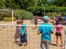 Camping Pas Cher vous présente avec son site Officiel campingpascher.fr, le Village vacances Village Vacances Le Hameau De L'Océan classé 4 étoiles, situé sur la commune de Saint Hilaire De Riez dans le département Vendée (Pays De La Loire) en France. Le village vacances Village Vacances Le Hameau De L'Océan, vous présente un hébergement de type maison de 40 m² pour 4 personnes et télévision. Le village vacances Village Vacances Le Hameau De L'Océan vous propose du dimanche 04 octobre au dimanche 11 octobre 2026 pour 7 nuits à 280€. Cette location propose 114 dates différentes pour réserver votre séjour. Découvrez également les 8 autres gammes d'hébergements du village vacances. Les Avis clients pour le Village vacances Village Vacances Le Hameau De L'Océan sont excellents avec une note moyenne de 8 sur 10. Piscine chauffée, Piscine couverte, Animations familiales, Club enfants, Aire de jeux enfants, Canoë-kayak, Centre équestre, Court de tennis, Cyclisme, Flipper, Golf, Jet-ski, Location de bateaux, Paddle, Ping-pong, Piscine, Planche à voile, Pétanque, Randonnée, Salle de fitness, Salle de jeux vidéo, Ski nautique, Surf, Terrain de beach-volley, Terrain de football, Bar, Dépôt de pain, Snack/Bar,... En savoir plus : cliquez-ICI.