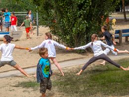 Camping Pas Cher vous présente avec son site Officiel campingpascher.fr, le Village vacances Village Vacances Le Hameau De L'Océan classé 4 étoiles, situé sur la commune de Saint Hilaire De Riez dans le département Vendée (Pays De La Loire) en France. Le village vacances Village Vacances Le Hameau De L'Océan, vous présente un hébergement de type maison de 30 m² et télévision. Le village vacances Village Vacances Le Hameau De L'Océan vous propose du dimanche 04 octobre au dimanche 11 octobre 2026 pour 7 nuits à 238€. Cette location propose 133 dates différentes pour réserver votre séjour. Découvrez également les 8 autres gammes d'hébergements du village vacances. Les Avis clients pour le Village vacances Village Vacances Le Hameau De L'Océan sont excellents avec une note moyenne de 8 sur 10. Piscine chauffée, Piscine couverte, Animations familiales, Club enfants, Aire de jeux enfants, Canoë-kayak, Centre équestre, Court de tennis, Cyclisme, Flipper, Golf, Jet-ski, Location de bateaux, Paddle, Ping-pong, Piscine, Planche à voile, Pétanque, Randonnée, Salle de fitness, Salle de jeux vidéo, Ski nautique, Surf, Terrain de beach-volley, Terrain de football, Bar, Dépôt de pain, Snack/Bar,... En savoir plus : cliquez-ICI.