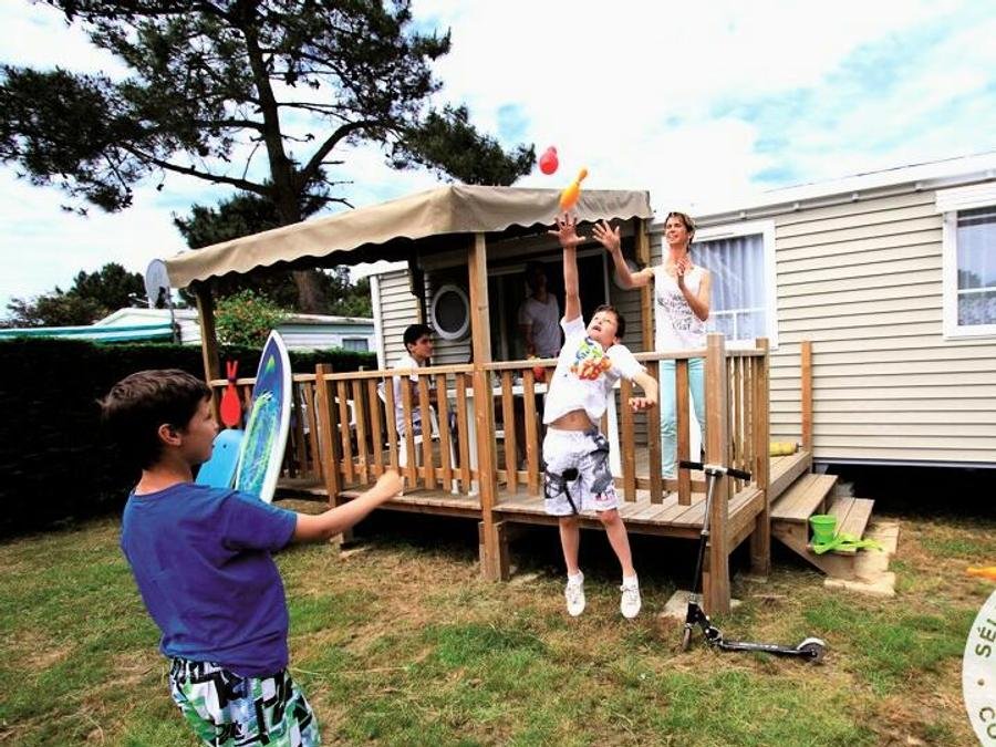 Camping Pas Cher vous présente avec son site Officiel campingpascher.fr, le Camping Riez à La Vie classé 4 étoiles, situé sur la commune de Saint Hilaire De Riez dans le département Vendée (Pays De La Loire) en France. Le camping Riez à La Vie, vous présente un hébergement de type mobil-home de 30 m² et télévision. Le camping Riez à La Vie vous proposeun séjour PAS CHER avec une REMISEdu vendredi 05 juin au vendredi 12 juin 2026 avec une PROMO de DERNIÈRE MINUTE, en promotion à -41% pour 7 nuits à 259 € au lieu de 446,55 € soit une Économie de 187,55 €. Cette location propose 37 dates différentes pour réserver votre séjour. Découvrez également les 71 autres gammes d'hébergements du camping. Les Avis clients pour le Camping Riez à La Vie sont de 7 sur 10. Parc aquatique, Piscine extérieure, Animations familiales, Club ados, Club enfants, Aire de jeux enfants, Canoë-kayak, Centre équestre, Golf, Paddle, Ping-pong, Pétanque, Salle de fitness, Salle de jeux vidéo, Structure gonflable enfants, Surf, Terrain multisports, Trampoline, Bar, Dépôt de pain, Plats à emporter, Restaurant, Snack/Bar, Supermarché, Épicerie,... En savoir plus : cliquez-ICI.
