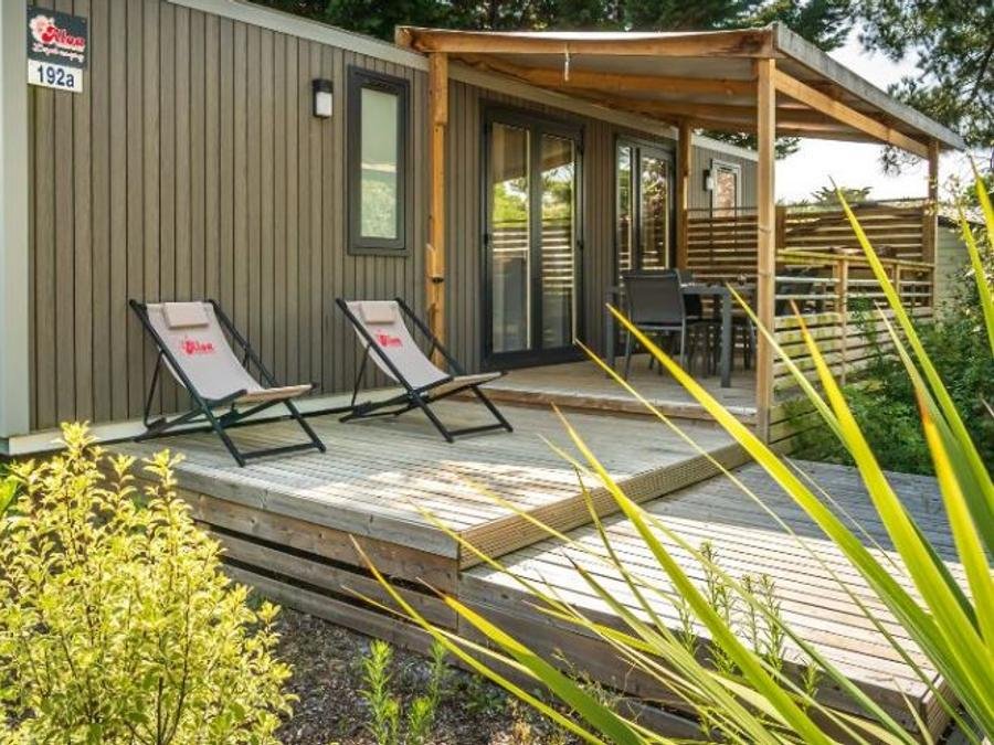 Camping Pas Cher vous présente avec son site Officiel campingpascher.fr, le Camping Riez à La Vie classé 4 étoiles, situé sur la commune de Saint Hilaire De Riez dans le département Vendée (Pays De La Loire) en France. Le camping Riez à La Vie vous propose un hébergement de type mobil-home de 40 m² pour 6 personnes avec climatisation (télévision). L'établissement vous propose 70 autres types d'hébergements. Découvrez tous nos séjours à petits prix dans la commune et aux alentours de Saint Hilaire De Riez du département : Vendée (Pays De La Loire). Les Avis clients pour le Camping Riez à La Vie sont de 7 sur 10. Parc aquatique, Piscine extérieure, Animations familiales, Club ados, Club enfants, Aire de jeux enfants, Canoë-kayak, Centre équestre, Golf, Paddle, Ping-pong, Pétanque, Salle de fitness, Salle de jeux vidéo, Structure gonflable enfants, Surf, Terrain multisports, Trampoline, Bar, Dépôt de pain, Plats à emporter, Restaurant, Snack/Bar, Supermarché, Épicerie,... En savoir plus : cliquez-ICI.