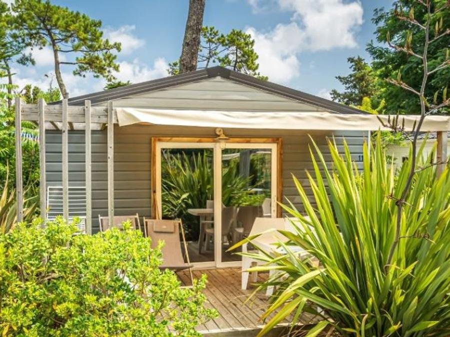 Camping Pas Cher vous présente avec son site Officiel campingpascher.fr, le Camping Riez à La Vie classé 4 étoiles, situé sur la commune de Saint Hilaire De Riez dans le département Vendée (Pays De La Loire) en France. Le camping Riez à La Vie vous propose un hébergement de type chalet de 26 m² pour 5 personnes (télévision). L'établissement vous propose 70 autres types d'hébergements. Découvrez tous nos séjours à petits prix dans la commune et aux alentours de Saint Hilaire De Riez du département : Vendée (Pays De La Loire). Les Avis clients pour le Camping Riez à La Vie sont de 7 sur 10. Parc aquatique, Piscine extérieure, Animations familiales, Club ados, Club enfants, Aire de jeux enfants, Canoë-kayak, Centre équestre, Golf, Paddle, Ping-pong, Pétanque, Salle de fitness, Salle de jeux vidéo, Structure gonflable enfants, Surf, Terrain multisports, Trampoline, Bar, Dépôt de pain, Plats à emporter, Restaurant, Snack/Bar, Supermarché, Épicerie,... En savoir plus : cliquez-ICI.