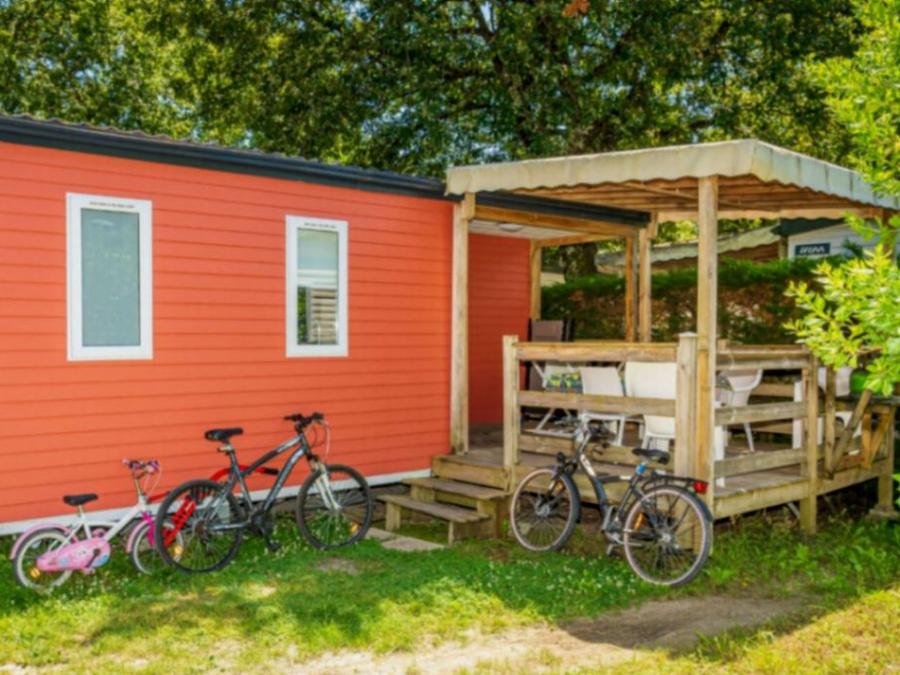Camping Pas Cher vous présente avec son site Officiel campingpascher.fr, le Camping Riez à La Vie classé 4 étoiles, situé sur la commune de Saint Hilaire De Riez dans le département Vendée (Pays De La Loire) en France. Le camping Riez à La Vie vous propose un hébergement de type mobil-home de 23 m² pour 5 personnes avec climatisation (télévision). L'établissement vous propose 76 autres types d'hébergements. Découvrez tous nos séjours à petits prix dans la commune et aux alentours de Saint Hilaire De Riez du département : Vendée (Pays De La Loire). Les Avis clients pour le Camping Riez à La Vie sont excellents avec une note moyenne de 8 sur 10. Parc aquatique, Piscine extérieure, Animations familiales, Club ados, Club enfants, Aire de jeux enfants, Canoë-kayak, Centre équestre, Golf, Paddle, Ping-pong, Pétanque, Salle de fitness, Salle de jeux vidéo, Structure gonflable enfants, Surf, Terrain multisports, Trampoline, Bar, Dépôt de pain, Plats à emporter, Restaurant, Snack/Bar, Supermarché, Épicerie,... En savoir plus : cliquez-ICI.