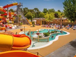 Camping Pas Cher vous présente avec son site Officiel campingpascher.fr, le Camping Riez à La Vie classé 4 étoiles, situé sur la commune de Saint Hilaire De Riez dans le département Vendée (Pays De La Loire) en France. Le camping Riez à La Vie vous propose un hébergement de type chalet de 26 m² pour 5 personnes (télévision). L'établissement vous propose 70 autres types d'hébergements. Découvrez tous nos séjours à petits prix dans la commune et aux alentours de Saint Hilaire De Riez du département : Vendée (Pays De La Loire). Les Avis clients pour le Camping Riez à La Vie sont de 7 sur 10. Parc aquatique, Piscine extérieure, Animations familiales, Club ados, Club enfants, Aire de jeux enfants, Canoë-kayak, Centre équestre, Golf, Paddle, Ping-pong, Pétanque, Salle de fitness, Salle de jeux vidéo, Structure gonflable enfants, Surf, Terrain multisports, Trampoline, Bar, Dépôt de pain, Plats à emporter, Restaurant, Snack/Bar, Supermarché, Épicerie,... En savoir plus : cliquez-ICI.