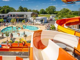 Camping Pas Cher vous présente avec son site Officiel campingpascher.fr, le Camping Riez à La Vie classé 4 étoiles, situé sur la commune de Saint Hilaire De Riez dans le département Vendée (Pays De La Loire) en France. Le camping Riez à La Vie, vous présente un hébergement de type mobil-home de 28 m² et télévision. Le camping Riez à La Vie vous proposeun séjour PAS CHER avec une REMISEdu sam. 23 mai au sam. 30 mai 2026, en promotion à -37% pour 7 nuits à 209 € au lieu de 336,0 € soit une Économie de 127 €. Cette location propose 23 dates différentes pour réserver votre séjour. Découvrez également les 6 autres gammes d'hébergements du camping. Les Avis clients pour le Camping Riez à La Vie sont de 7 sur 10. Parc aquatique, Piscine extérieure, Animations familiales, Club ados, Club enfants, Aire de jeux enfants, Canoë-kayak, Centre équestre, Golf, Paddle, Ping-pong, Pétanque, Salle de fitness, Salle de jeux vidéo, Structure gonflable enfants, Surf, Terrain multisports, Trampoline, Bar, Dépôt de pain, Plats à emporter, Restaurant, Snack/Bar, Supermarché, Épicerie,... En savoir plus : cliquez-ICI.