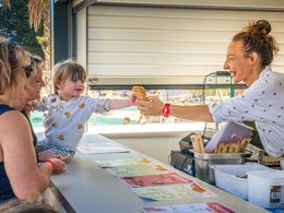 Camping Pas Cher vous présente avec son site Officiel campingpascher.fr, le Camping Riez à La Vie classé 4 étoiles, situé sur la commune de Saint Hilaire De Riez dans le département Vendée (Pays De La Loire) en France. Le camping Riez à La Vie vous propose un hébergement de type mobil-home de 30 m² pour 8 personnes avec climatisation (télévision). L'établissement vous propose 63 autres types d'hébergements. Découvrez tous nos séjours à petits prix dans la commune et aux alentours de Saint Hilaire De Riez du département : Vendée (Pays De La Loire). Les Avis clients pour le Camping Riez à La Vie sont excellents avec une note moyenne de 8 sur 10. Parc aquatique, Piscine couverte, Piscine extérieure, Animations familiales, Club ados, Club enfants, Aire de jeux enfants, Canoë-kayak, Centre équestre, Golf, Paddle, Ping-pong, Pétanque, Salle de fitness, Salle de jeux vidéo, Structure gonflable enfants, Surf, Terrain multisports, Trampoline, Bar, Dépôt de pain, Plats à emporter, Restaurant, Snack/Bar, Supermarché, Épicerie,... En savoir plus : cliquez-ICI.