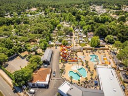 Camping Pas Cher vous présente avec son site Officiel campingpascher.fr, le Camping Riez à La Vie classé 4 étoiles, situé sur la commune de Saint Hilaire De Riez dans le département Vendée (Pays De La Loire) en France. Le camping Riez à La Vie vous propose un hébergement de type bungalow toilé de 17 m² pour 4 personnes. L'établissement vous propose 49 autres types d'hébergements. Découvrez tous nos séjours à petits prix dans la commune et aux alentours de Saint Hilaire De Riez du département : Vendée (Pays De La Loire). Les Avis clients pour le Camping Riez à La Vie sont excellents avec une note moyenne de 8 sur 10. Parc aquatique, Piscine couverte, Piscine extérieure, Animations familiales, Club ados, Club enfants, Aire de jeux enfants, Canoë-kayak, Centre équestre, Golf, Paddle, Ping-pong, Pétanque, Salle de fitness, Salle de jeux vidéo, Structure gonflable enfants, Surf, Terrain multisports, Trampoline, Bar, Dépôt de pain, Plats à emporter, Restaurant, Snack/Bar, Supermarché, Épicerie,... En savoir plus : cliquez-ICI.