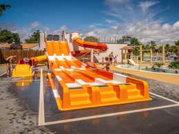 Camping Pas Cher vous présente avec son site Officiel campingpascher.fr, le Camping Riez à La Vie classé 4 étoiles, situé sur la commune de Saint Hilaire De Riez dans le département Vendée (Pays De La Loire) en France. Le camping Riez à La Vie vous propose un hébergement de type mobil-home de 37 m² pour 8 personnes (télévision). L'établissement vous propose 63 autres types d'hébergements. Découvrez tous nos séjours à petits prix dans la commune et aux alentours de Saint Hilaire De Riez du département : Vendée (Pays De La Loire). Les Avis clients pour le Camping Riez à La Vie sont excellents avec une note moyenne de 8 sur 10. Parc aquatique, Piscine couverte, Piscine extérieure, Animations familiales, Club ados, Club enfants, Aire de jeux enfants, Canoë-kayak, Centre équestre, Golf, Paddle, Ping-pong, Pétanque, Salle de fitness, Salle de jeux vidéo, Structure gonflable enfants, Surf, Terrain multisports, Trampoline, Bar, Dépôt de pain, Plats à emporter, Restaurant, Snack/Bar, Supermarché, Épicerie,... En savoir plus : cliquez-ICI.