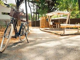 Camping Pas Cher vous présente avec son site Officiel campingpascher.fr, le Camping Ushuaïa Villages La Conge classé 3 étoiles, situé sur la commune de Saint Hilaire De Riez dans le département Vendée (Pays De La Loire) en France. Le camping Ushuaïa Villages La Conge vous propose un hébergement de type mobil-home de 29 m² (télévision). Cet hébergement propose plus de 53 dates différentes pour réserver ! Pour dévouvrir la période la moins chère, consultez la rubrique 'Tarifs' et sélectionnez votre mois de départ. L'établissement vous propose 6 autres types d'hébergements. Découvrez tous nos séjours à petits prix dans la commune et aux alentours de Saint Hilaire De Riez du département : Vendée (Pays De La Loire). Les Avis clients pour le Camping Ushuaïa Villages La Conge sont excellents avec une note moyenne de 9 sur 10. Piscine chauffée, Piscine extérieure, Animations familiales, Aire de jeux enfants, Centre équestre, Pétanque, Surf, Terrain multisports,... En savoir plus : cliquez-ICI.