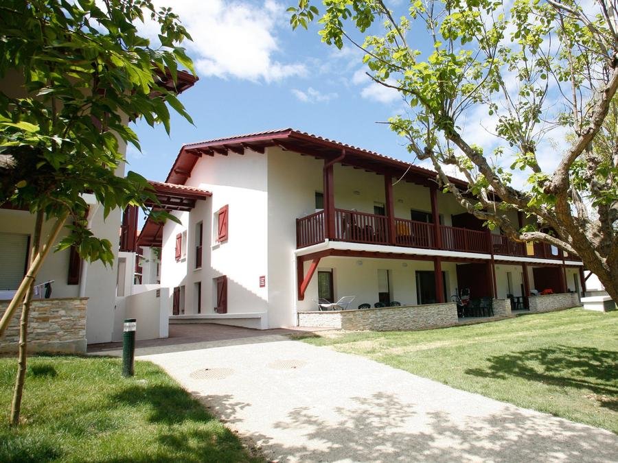 Camping Pas Cher vous présente avec son site Officiel campingpascher.fr, la Résidence Odalys Référence Domaine Iratzia classé 4 étoiles, située sur la commune de Saint Jean De Luz dans le département Pyrénées-atlantiques (Aquitaine) en France. La résidence Odalys Référence Domaine Iratzia, vous présente un hébergement de type appartement de 43 m² et télévision. La résidence Odalys Référence Domaine Iratzia vous proposeun séjour PAS CHER avec une REMISEdu sam. 13 juin au sam. 20 juin 2026, en promotion à -30% pour 7 nuits à 783,30 € au lieu de 1119,0 € soit une Économie de 335,70 €. Cette location propose 38 dates différentes pour réserver votre séjour. Découvrez également les 8 autres gammes d'hébergements de la résidence. Les Avis clients pour la Résidence Odalys Référence Domaine Iratzia sont excellents avec une note moyenne de 8 sur 10. Piscine chauffée, Piscine extérieure, Aire de jeux enfants, Canoë-kayak, Centre équestre, Court de tennis, Golf, Restaurant,... En savoir plus : cliquez-ICI.