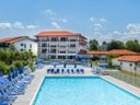 Camping Pas Cher vous présente avec son site Officiel campingpascher.fr, la Résidence Odalys Référence Domaine Iratzia classé 4 étoiles, située sur la commune de Saint Jean De Luz dans le département Pyrénées-atlantiques (Aquitaine) en France. La résidence Odalys Référence Domaine Iratzia, vous présente un hébergement de type appartement. La résidence Odalys Référence Domaine Iratzia vous propose du sam. 31 octobre au sam. 07 novembre 2026 pour 7 nuits à 419€. Cette location propose 31 dates différentes pour réserver votre séjour. Découvrez également les 8 autres gammes d'hébergements de la résidence. Les Avis clients pour la Résidence Odalys Référence Domaine Iratzia sont excellents avec une note moyenne de 8 sur 10. Piscine chauffée, Piscine extérieure, Aire de jeux enfants, Canoë-kayak, Centre équestre, Court de tennis, Golf, Restaurant,... En savoir plus : cliquez-ICI.