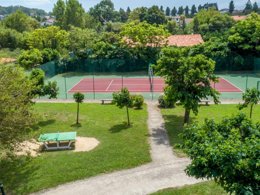 Camping Pas Cher vous présente avec son site Officiel campingpascher.fr, la Résidence Odalys Référence Domaine Iratzia classé 4 étoiles, située sur la commune de Saint Jean De Luz dans le département Pyrénées-atlantiques (Aquitaine) en France. La résidence Odalys Référence Domaine Iratzia, vous présente un hébergement de type appartement de 52 m² et télévision. La résidence Odalys Référence Domaine Iratzia vous propose du sam. 13 décembre au sam. 20 décembre 2025 avec un DÉPART DEMAIN pour 7 nuits à 639€. Cette location propose 36 dates différentes pour réserver votre séjour. Découvrez également les 8 autres gammes d'hébergements de la résidence. Les Avis clients pour la Résidence Odalys Référence Domaine Iratzia sont excellents avec une note moyenne de 8 sur 10. Piscine chauffée, Piscine extérieure, Aire de jeux enfants, Canoë-kayak, Centre équestre, Court de tennis, Golf, Restaurant,... En savoir plus : cliquez-ICI.