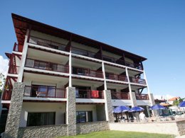 Camping Pas Cher vous présente avec son site Officiel campingpascher.fr, la Résidence Odalys Référence Domaine Iratzia classé 4 étoiles, située sur la commune de Saint Jean De Luz dans le département Pyrénées-atlantiques (Aquitaine) en France. La résidence Odalys Référence Domaine Iratzia, vous présente un hébergement de type appartement de 33 m² et télévision. La résidence Odalys Référence Domaine Iratzia vous propose du sam. 13 décembre au sam. 20 décembre 2025 avec un DÉPART DEMAIN pour 7 nuits à 409€. Cette location propose 34 dates différentes pour réserver votre séjour. Découvrez également les 8 autres gammes d'hébergements de la résidence. Les Avis clients pour la Résidence Odalys Référence Domaine Iratzia sont excellents avec une note moyenne de 8 sur 10. Piscine chauffée, Piscine extérieure, Aire de jeux enfants, Canoë-kayak, Centre équestre, Court de tennis, Golf, Restaurant,... En savoir plus : cliquez-ICI.