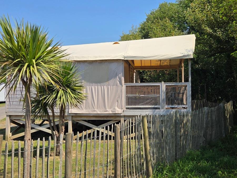 Camping Pas Cher vous présente avec son site Officiel campingpascher.fr, le Camping L' International Erromardie classé 4 étoiles, situé sur la commune de Saint Jean De Luz dans le département Pyrénées-atlantiques (Aquitaine) en France. Le camping L' International Erromardie, vous présente un hébergement de type lodge de 24 m² pour 1 personne. Le camping L' International Erromardie vous propose du dimanche 20 septembre au dimanche 27 septembre 2026 pour 7 nuits à 368€. Cette location propose 9 dates différentes pour réserver votre séjour. Découvrez également les 5 autres gammes d'hébergements du camping. Les Avis clients pour le Camping L' International Erromardie sont excellents avec une note moyenne de 8 sur 10. Mer, Piscine chauffée, Piscine extérieure, Animations familiales, Aire de jeux enfants, Canoë-kayak, Court de tennis, Cyclisme, Ping-pong, Plongée, Pétanque, Randonnée, Surf, Bar, Dépôt de pain, Plats à emporter, Snack/Bar, Épicerie,... En savoir plus : cliquez-ICI.