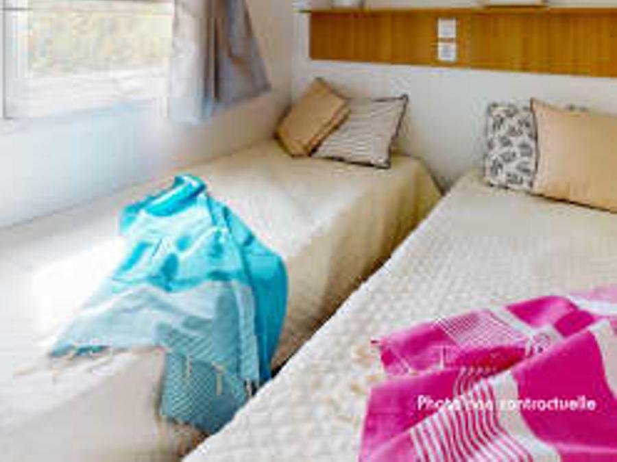 Camping Pas Cher vous présente avec son site Officiel campingpascher.fr, le Camping Siblu Le Bois Masson - Funpass Inclus classé 4 étoiles, situé sur la commune de Saint Jean De Monts dans le département Vendée (Pays De La Loire) en France. Le camping Siblu Le Bois Masson - Funpass Inclus, vous présente un hébergement de type mobil-home pour 6 personnes. Le camping Siblu Le Bois Masson - Funpass Inclus vous proposeun séjour PAS CHER avec une REMISEdu lundi 08 juin au lundi 15 juin 2026, en promotion à -30% pour 7 nuits à 206,50 € au lieu de 295,0 € soit une Économie de 88,50 €. Cette location propose 30 dates différentes pour réserver votre séjour. Découvrez également les 7 autres gammes d'hébergements du camping. Les Avis clients pour le Camping Siblu Le Bois Masson - Funpass Inclus sont excellents avec une note moyenne de 8 sur 10. Parc aquatique, Piscine couverte, Piscine extérieure, Animations familiales, Club ados, Club enfants, Aire de jeux enfants, Centre équestre, Court de tennis, Golf, Ping-pong, Piscine, Pétanque, Salle de fitness, Salle de jeux vidéo, Terrain multisports, Tir à l’arc, Bar, Plats à emporter, Restaurant, Épicerie,... En savoir plus : cliquez-ICI.