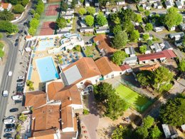 Camping Pas Cher vous présente avec son site Officiel campingpascher.fr, le Camping Siblu Le Bois Masson - Funpass Inclus classé 4 étoiles, situé sur la commune de Saint Jean De Monts dans le département Vendée (Pays De La Loire) en France. Le camping Siblu Le Bois Masson - Funpass Inclus, vous présente un hébergement de type mobil-home. Le camping Siblu Le Bois Masson - Funpass Inclus vous propose du sam. 04 juillet au sam. 11 juillet 2026 pour 7 nuits à 651€. Cette location propose 8 dates différentes pour réserver votre séjour. Découvrez également les 7 autres gammes d'hébergements du camping. Les Avis clients pour le Camping Siblu Le Bois Masson - Funpass Inclus sont excellents avec une note moyenne de 8 sur 10. Parc aquatique, Piscine couverte, Piscine extérieure, Animations familiales, Club ados, Club enfants, Aire de jeux enfants, Centre équestre, Court de tennis, Golf, Ping-pong, Piscine, Pétanque, Salle de fitness, Salle de jeux vidéo, Terrain multisports, Tir à l’arc, Bar, Plats à emporter, Restaurant, Épicerie,... En savoir plus : cliquez-ICI.