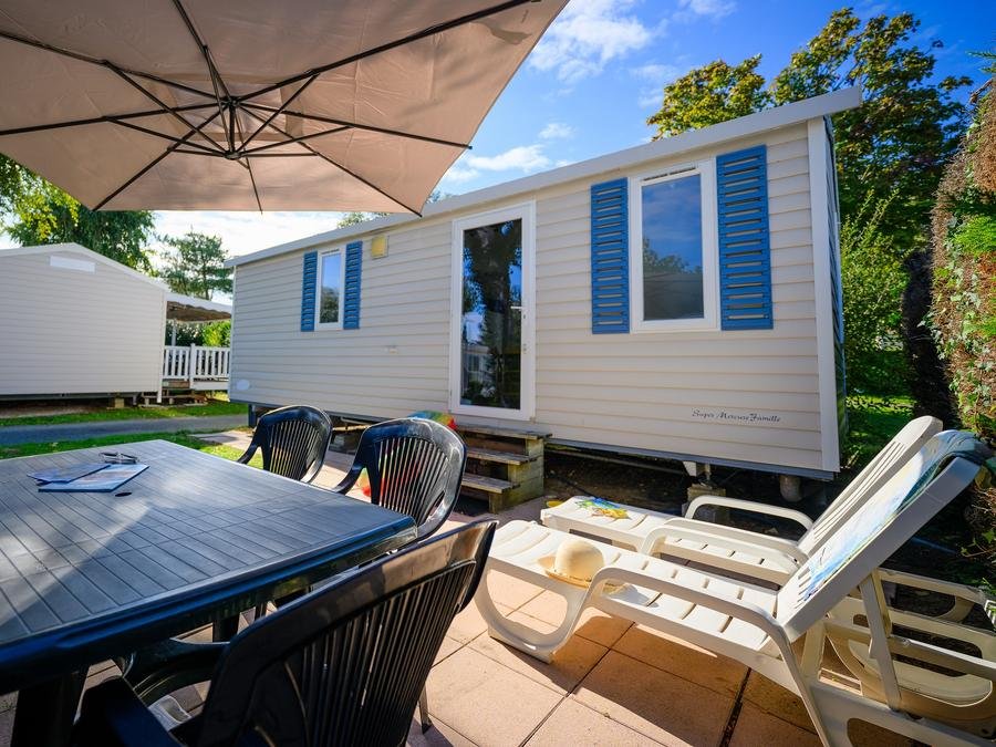 Camping Pas Cher vous présente avec son site Officiel campingpascher.fr, le Camping L'Abri Des Pins classé 4 étoiles, situé sur la commune de Saint Jean De Monts dans le département Vendée (Pays De La Loire) en France. Le camping L'Abri Des Pins, vous présente un hébergement de type mobil-home de 25 m² pour 4 personnes et télévision. Le camping L'Abri Des Pins vous propose du sam. 29 août au sam. 05 septembre 2026, en promotion à -28% pour 7 nuits à 190 € au lieu de 266,0 € soit une Économie de 76 €. Cette location propose 13 dates différentes pour réserver votre séjour. Découvrez également les 21 autres gammes d'hébergements du camping. Les Avis clients pour le Camping L'Abri Des Pins sont excellents avec une note moyenne de 8 sur 10. Parc aquatique, Piscine couverte, Piscine extérieure, Club enfants, Aire de jeux enfants, Aire de jeux forestière, Baby-foot, Centre équestre, Court de tennis, Cyclisme, Golf, Ping-pong, Piscine, Pétanque, Randonnée, Salle de fitness, Sports nautiques, Terrain multisports, Bar, Bureau de tabac, Dépôt de pain, Plats à emporter, Restaurant, Station-service, Supermarché, Épicerie,... En savoir plus : cliquez-ICI.