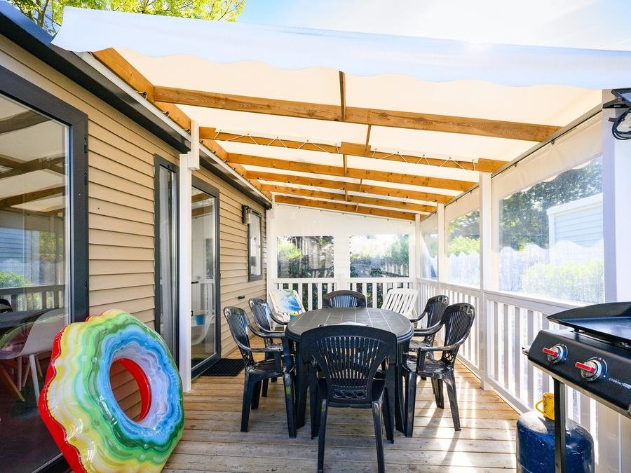 Camping Pas Cher vous présente avec son site Officiel campingpascher.fr, le Camping L'Abri Des Pins classé 4 étoiles, situé sur la commune de Saint Jean De Monts dans le département Vendée (Pays De La Loire) en France. Le camping L'Abri Des Pins, vous présente un hébergement de type mobil-home de 36 m² pour 6 personnes et télévision. Le camping L'Abri Des Pins vous propose du dimanche 07 juin au dimanche 14 juin 2026, en promotion à -28% pour 7 nuits à 410 € au lieu de 574,0 € soit une Économie de 164 €. Cette location propose 32 dates différentes pour réserver votre séjour. Découvrez également les 21 autres gammes d'hébergements du camping. Les Avis clients pour le Camping L'Abri Des Pins sont excellents avec une note moyenne de 8 sur 10. Parc aquatique, Piscine couverte, Piscine extérieure, Club enfants, Aire de jeux enfants, Aire de jeux forestière, Baby-foot, Centre équestre, Court de tennis, Cyclisme, Golf, Ping-pong, Piscine, Pétanque, Randonnée, Salle de fitness, Sports nautiques, Terrain multisports, Bar, Bureau de tabac, Dépôt de pain, Plats à emporter, Restaurant, Station-service, Supermarché, Épicerie,... En savoir plus : cliquez-ICI.