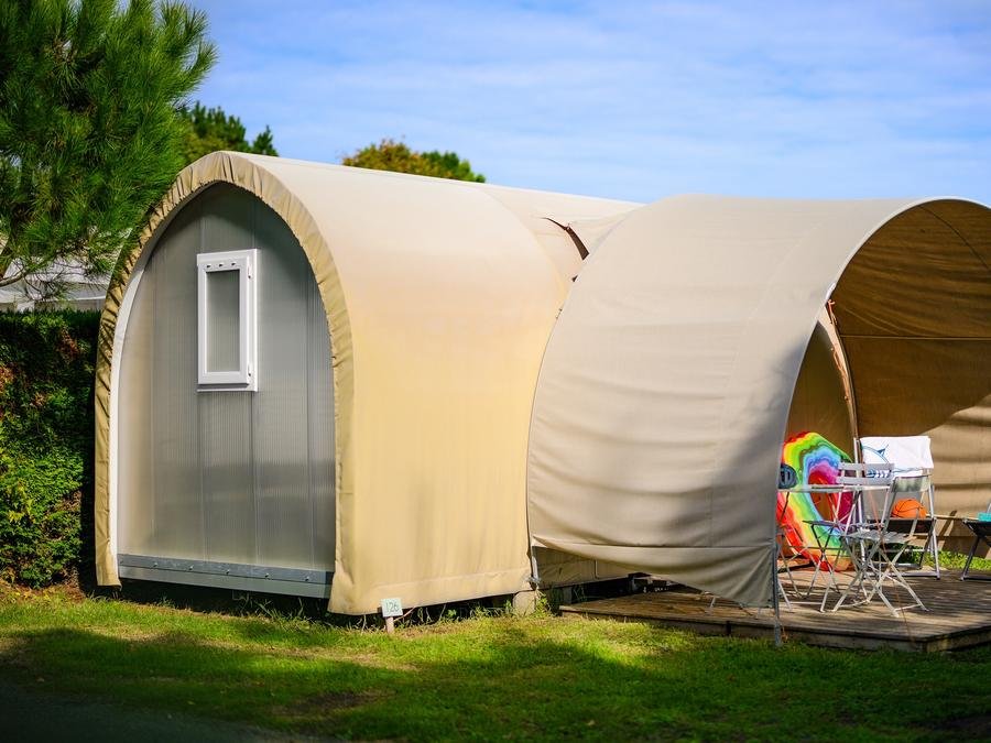 Camping Pas Cher vous présente avec son site Officiel campingpascher.fr, le Camping L'Abri Des Pins classé 4 étoiles, situé sur la commune de Saint Jean De Monts dans le département Vendée (Pays De La Loire) en France. Le camping L'Abri Des Pins, vous présente un hébergement de type tente en toile et bois de 16 m² pour 4 personnes. Le camping L'Abri Des Pins vous propose du dimanche 07 juin au dimanche 14 juin 2026, en promotion à -28% pour 7 nuits à 150 € au lieu de 210,0 € soit une Économie de 60 €. Cette location propose 32 dates différentes pour réserver votre séjour. Découvrez également les 21 autres gammes d'hébergements du camping. Les Avis clients pour le Camping L'Abri Des Pins sont excellents avec une note moyenne de 8 sur 10. Parc aquatique, Piscine couverte, Piscine extérieure, Club enfants, Aire de jeux enfants, Aire de jeux forestière, Baby-foot, Centre équestre, Court de tennis, Cyclisme, Golf, Ping-pong, Piscine, Pétanque, Randonnée, Salle de fitness, Sports nautiques, Terrain multisports, Bar, Bureau de tabac, Dépôt de pain, Plats à emporter, Restaurant, Station-service, Supermarché, Épicerie,... En savoir plus : cliquez-ICI.