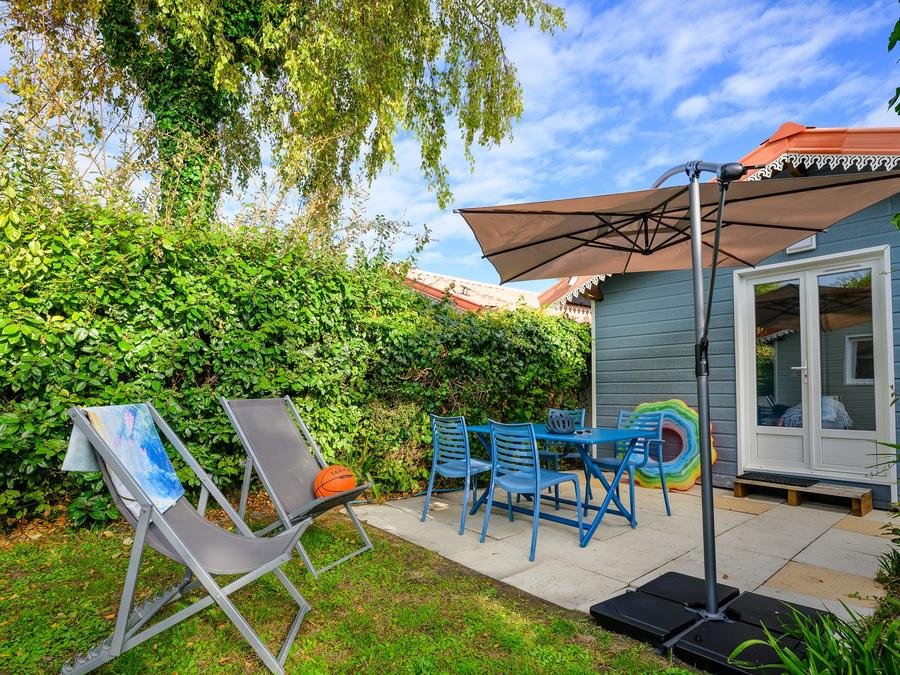 Camping Pas Cher vous présente avec son site Officiel campingpascher.fr, le Camping L'Abri Des Pins classé 4 étoiles, situé sur la commune de Saint Jean De Monts dans le département Vendée (Pays De La Loire) en France. Le camping L'Abri Des Pins, vous présente un hébergement de type chalet de 25 m² pour 4 personnes. Le camping L'Abri Des Pins vous propose du dimanche 30 août au dimanche 06 septembre 2026, en promotion à -28% pour 7 nuits à 160 € au lieu de 224,0 € soit une Économie de 64 €. Cette location propose 21 dates différentes pour réserver votre séjour. Découvrez également les 21 autres gammes d'hébergements du camping. Les Avis clients pour le Camping L'Abri Des Pins sont excellents avec une note moyenne de 8 sur 10. Parc aquatique, Piscine couverte, Piscine extérieure, Club enfants, Aire de jeux enfants, Aire de jeux forestière, Baby-foot, Centre équestre, Court de tennis, Cyclisme, Golf, Ping-pong, Piscine, Pétanque, Randonnée, Salle de fitness, Sports nautiques, Terrain multisports, Bar, Bureau de tabac, Dépôt de pain, Plats à emporter, Restaurant, Station-service, Supermarché, Épicerie,... En savoir plus : cliquez-ICI.