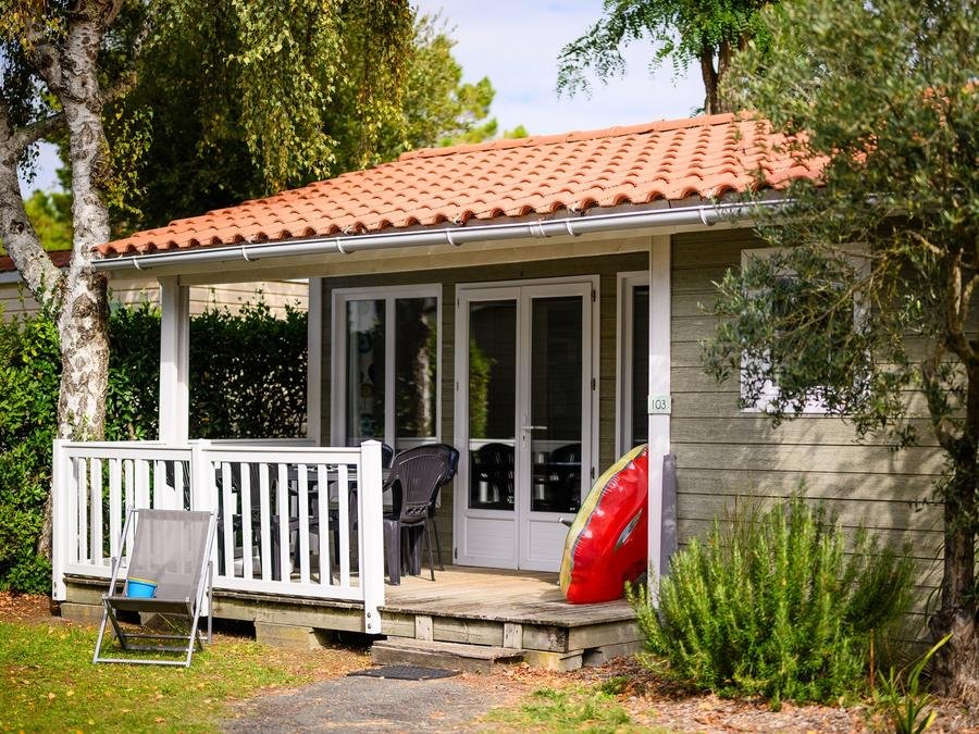 Camping Pas Cher vous présente avec son site Officiel campingpascher.fr, le Camping L'Abri Des Pins classé 4 étoiles, situé sur la commune de Saint Jean De Monts dans le département Vendée (Pays De La Loire) en France. Le camping L'Abri Des Pins, vous présente un hébergement de type chalet de 35 m² pour 4 personnes et télévision. Le camping L'Abri Des Pins vous propose du dimanche 06 septembre au dimanche 13 septembre 2026, en promotion à -28% pour 7 nuits à 175 € au lieu de 245,0 € soit une Économie de 70 €. Cette location propose 1 dates différentes pour réserver votre séjour. Découvrez également les 21 autres gammes d'hébergements du camping. Les Avis clients pour le Camping L'Abri Des Pins sont excellents avec une note moyenne de 8 sur 10. Parc aquatique, Piscine couverte, Piscine extérieure, Club enfants, Aire de jeux enfants, Aire de jeux forestière, Baby-foot, Centre équestre, Court de tennis, Cyclisme, Golf, Ping-pong, Piscine, Pétanque, Randonnée, Salle de fitness, Sports nautiques, Terrain multisports, Bar, Bureau de tabac, Dépôt de pain, Plats à emporter, Restaurant, Station-service, Supermarché, Épicerie,... En savoir plus : cliquez-ICI.