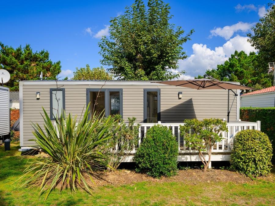 Camping Pas Cher vous présente avec son site Officiel campingpascher.fr, le Camping L'Abri Des Pins classé 4 étoiles, situé sur la commune de Saint Jean De Monts dans le département Vendée (Pays De La Loire) en France. Le camping L'Abri Des Pins, vous présente un hébergement de type mobil-home de 35 m² pour 6 personnes et télévision. Le camping L'Abri Des Pins vous propose du dimanche 07 juin au dimanche 14 juin 2026, en promotion à -28% pour 7 nuits à 315 € au lieu de 441,0 € soit une Économie de 126 €. Cette location propose 36 dates différentes pour réserver votre séjour. Découvrez également les 21 autres gammes d'hébergements du camping. Les Avis clients pour le Camping L'Abri Des Pins sont excellents avec une note moyenne de 8 sur 10. Parc aquatique, Piscine couverte, Piscine extérieure, Club enfants, Aire de jeux enfants, Aire de jeux forestière, Baby-foot, Centre équestre, Court de tennis, Cyclisme, Golf, Ping-pong, Piscine, Pétanque, Randonnée, Salle de fitness, Sports nautiques, Terrain multisports, Bar, Bureau de tabac, Dépôt de pain, Plats à emporter, Restaurant, Station-service, Supermarché, Épicerie,... En savoir plus : cliquez-ICI.