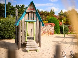 Camping Pas Cher vous présente avec son site Officiel campingpascher.fr, le Camping L'Abri Des Pins classé 4 étoiles, situé sur la commune de Saint Jean De Monts dans le département Vendée (Pays De La Loire) en France. Le camping L'Abri Des Pins, vous présente un hébergement de type chalet de 25 m² pour 4 personnes. Le camping L'Abri Des Pins vous propose du vendredi 01 mai au vendredi 08 mai 2026, en promotion à -28% pour 7 nuits à 160 € au lieu de 224,0 € soit une Économie de 64 €. Cette location propose 76 dates différentes pour réserver votre séjour. Découvrez également les 22 autres gammes d'hébergements du camping. Les Avis clients pour le Camping L'Abri Des Pins sont excellents avec une note moyenne de 8 sur 10. Parc aquatique, Piscine couverte, Piscine extérieure, Club enfants, Aire de jeux enfants, Aire de jeux forestière, Baby-foot, Centre équestre, Court de tennis, Cyclisme, Golf, Ping-pong, Piscine, Pétanque, Randonnée, Salle de fitness, Sports nautiques, Terrain multisports, Bar, Bureau de tabac, Dépôt de pain, Plats à emporter, Restaurant, Station-service, Supermarché, Épicerie,... En savoir plus : cliquez-ICI.