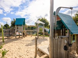 Camping Pas Cher vous présente avec son site Officiel campingpascher.fr, le Camping L'Abri Des Pins classé 4 étoiles, situé sur la commune de Saint Jean De Monts dans le département Vendée (Pays De La Loire) en France. Le camping L'Abri Des Pins, vous présente un hébergement de type chalet de 25 m² pour 4 personnes. Le camping L'Abri Des Pins vous propose du vendredi 01 mai au vendredi 08 mai 2026, en promotion à -28% pour 7 nuits à 160 € au lieu de 224,0 € soit une Économie de 64 €. Cette location propose 68 dates différentes pour réserver votre séjour. Découvrez également les 22 autres gammes d'hébergements du camping. Les Avis clients pour le Camping L'Abri Des Pins sont excellents avec une note moyenne de 8 sur 10. Parc aquatique, Piscine couverte, Piscine extérieure, Club enfants, Aire de jeux enfants, Aire de jeux forestière, Baby-foot, Centre équestre, Court de tennis, Cyclisme, Golf, Ping-pong, Piscine, Pétanque, Randonnée, Salle de fitness, Sports nautiques, Terrain multisports, Bar, Bureau de tabac, Dépôt de pain, Plats à emporter, Restaurant, Station-service, Supermarché, Épicerie,... En savoir plus : cliquez-ICI.