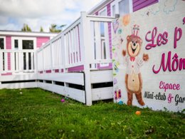 Camping Pas Cher vous présente avec son site Officiel campingpascher.fr, le Camping L'Abri Des Pins classé 4 étoiles, situé sur la commune de Saint Jean De Monts dans le département Vendée (Pays De La Loire) en France. Le camping L'Abri Des Pins, vous présente un hébergement de type mobil-home de 25 m² et télévision. Le camping L'Abri Des Pins vous propose du vendredi 01 mai au vendredi 08 mai 2026, en promotion à -28% pour 7 nuits à 190 € au lieu de 266,0 € soit une Économie de 76 €. Cette location propose 75 dates différentes pour réserver votre séjour. Découvrez également les 22 autres gammes d'hébergements du camping. Les Avis clients pour le Camping L'Abri Des Pins sont excellents avec une note moyenne de 8 sur 10. Parc aquatique, Piscine couverte, Piscine extérieure, Club enfants, Aire de jeux enfants, Aire de jeux forestière, Baby-foot, Centre équestre, Court de tennis, Cyclisme, Golf, Ping-pong, Piscine, Pétanque, Randonnée, Salle de fitness, Sports nautiques, Terrain multisports, Bar, Bureau de tabac, Dépôt de pain, Plats à emporter, Restaurant, Station-service, Supermarché, Épicerie,... En savoir plus : cliquez-ICI.