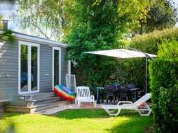 Camping Pas Cher vous présente avec son site Officiel campingpascher.fr, le Camping L'Abri Des Pins classé 4 étoiles, situé sur la commune de Saint Jean De Monts dans le département Vendée (Pays De La Loire) en France. Le camping L'Abri Des Pins, vous présente un hébergement de type mobil-home de 30 m² et télévision. Le camping L'Abri Des Pins vous propose du vendredi 01 mai au vendredi 08 mai 2026, en promotion à -28% pour 7 nuits à 250 € au lieu de 350,0 € soit une Économie de 100 €. Cette location propose 76 dates différentes pour réserver votre séjour. Découvrez également les 22 autres gammes d'hébergements du camping. Les Avis clients pour le Camping L'Abri Des Pins sont excellents avec une note moyenne de 8 sur 10. Parc aquatique, Piscine couverte, Piscine extérieure, Club enfants, Aire de jeux enfants, Aire de jeux forestière, Baby-foot, Centre équestre, Court de tennis, Cyclisme, Golf, Ping-pong, Piscine, Pétanque, Randonnée, Salle de fitness, Sports nautiques, Terrain multisports, Bar, Bureau de tabac, Dépôt de pain, Plats à emporter, Restaurant, Station-service, Supermarché, Épicerie,... En savoir plus : cliquez-ICI.