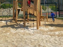 Camping Pas Cher vous présente avec son site Officiel campingpascher.fr, le Camping L'Abri Des Pins classé 4 étoiles, situé sur la commune de Saint Jean De Monts dans le département Vendée (Pays De La Loire) en France. Le camping L'Abri Des Pins, vous présente un hébergement de type mobil-home de 25 m² pour 4 personnes et télévision. Le camping L'Abri Des Pins vous propose du vendredi 01 mai au vendredi 08 mai 2026, en promotion à -28% pour 7 nuits à 190 € au lieu de 266,0 € soit une Économie de 76 €. Cette location propose 76 dates différentes pour réserver votre séjour. Découvrez également les 22 autres gammes d'hébergements du camping. Les Avis clients pour le Camping L'Abri Des Pins sont excellents avec une note moyenne de 8 sur 10. Parc aquatique, Piscine couverte, Piscine extérieure, Club enfants, Aire de jeux enfants, Aire de jeux forestière, Baby-foot, Centre équestre, Court de tennis, Cyclisme, Golf, Ping-pong, Piscine, Pétanque, Randonnée, Salle de fitness, Sports nautiques, Terrain multisports, Bar, Bureau de tabac, Dépôt de pain, Plats à emporter, Restaurant, Station-service, Supermarché, Épicerie,... En savoir plus : cliquez-ICI.