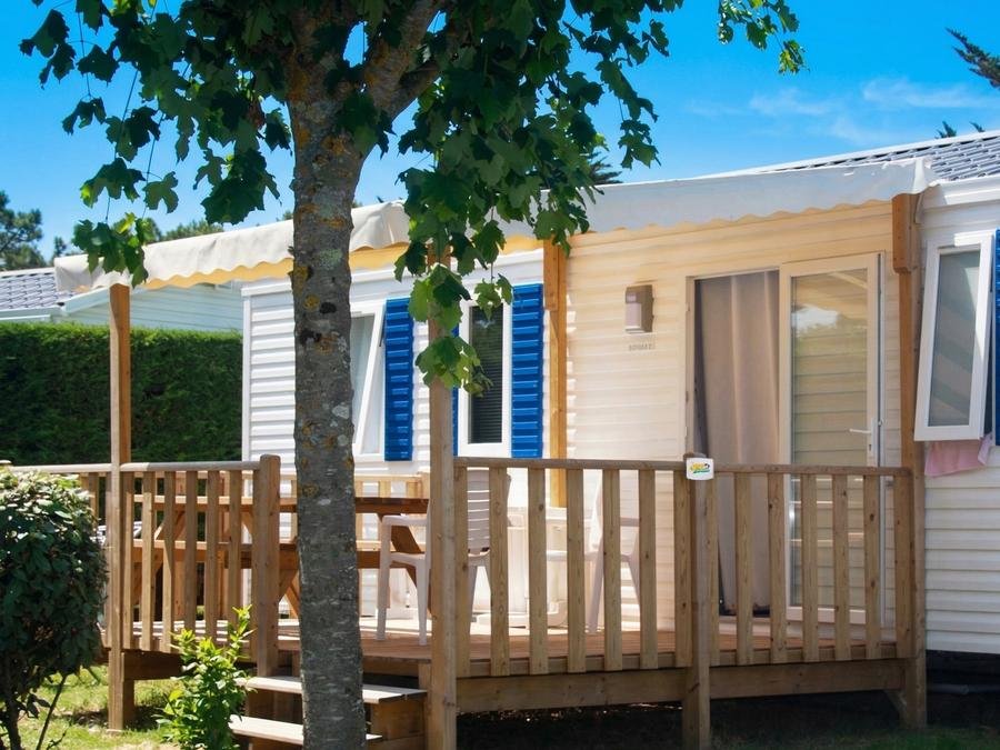 Camping Pas Cher vous présente avec son site Officiel campingpascher.fr, le Camping Les Aventuriers De La Calypso classé 4 étoiles, situé sur la commune de Saint Jean De Monts dans le département Vendée (Pays De La Loire) en France. Le camping Les Aventuriers De La Calypso, vous présente un hébergement de type mobil-home de 25 m². Le camping Les Aventuriers De La Calypso vous proposeun séjour PAS CHER avec une REMISEdu sam. 29 août au sam. 05 septembre 2026, en promotion à -55% pour 7 nuits à 239 € au lieu de 532,0 € soit une Économie de 293 €. Cette location propose 10 dates différentes pour réserver votre séjour. Découvrez également les 5 autres gammes d'hébergements du camping. Les Avis clients pour le Camping Les Aventuriers De La Calypso sont de 7 sur 10. Piscine couverte, Piscine extérieure, Animations familiales, Club enfants, Aire de jeux enfants, Centre équestre, Cyclisme, Golf, Ping-pong, Piscine, Pétanque, Salle de jeux vidéo, Terrain de beach-volley, Terrain multisports, Bar, Dépôt de pain, Snack/Bar, Épicerie,... En savoir plus : cliquez-ICI.