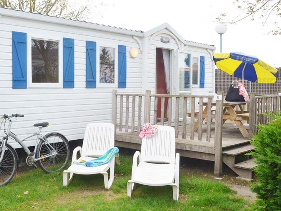 Camping Pas Cher vous présente avec son site Officiel campingpascher.fr, le Camping Les Aventuriers De La Calypso classé 4 étoiles, situé sur la commune de Saint Jean De Monts dans le département Vendée (Pays De La Loire) en France. Le camping Les Aventuriers De La Calypso vous propose un hébergement de type mobil-home de 28 m² (télévision). L'établissement vous propose 4 autres types d'hébergements. Découvrez tous nos séjours à petits prix dans la commune et aux alentours de Saint Jean De Monts du département : Vendée (Pays De La Loire). Les Avis clients pour le Camping Les Aventuriers De La Calypso sont excellents avec une note moyenne de 8 sur 10. Piscine couverte, Piscine extérieure, Animations familiales, Club enfants, Aire de jeux enfants, Centre équestre, Cyclisme, Golf, Ping-pong, Piscine, Pétanque, Salle de jeux vidéo, Terrain de beach-volley, Terrain multisports, Bar, Dépôt de pain, Snack/Bar, Épicerie,... En savoir plus : cliquez-ICI.