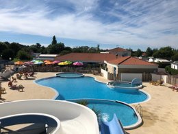 Camping Pas Cher vous présente avec son site Officiel campingpascher.fr, le Camping Les Aventuriers De La Calypso classé 4 étoiles, situé sur la commune de Saint Jean De Monts dans le département Vendée (Pays De La Loire) en France. Le camping Les Aventuriers De La Calypso, vous présente un hébergement de type mobil-home de 20 m². Le camping Les Aventuriers De La Calypso vous proposeun séjour PAS CHER avec une REMISEdu sam. 29 août au sam. 05 septembre 2026, en promotion à -59% pour 7 nuits à 209 € au lieu de 518,0 € soit une Économie de 309 €. Cette location propose 11 dates différentes pour réserver votre séjour. Découvrez également les 5 autres gammes d'hébergements du camping. Les Avis clients pour le Camping Les Aventuriers De La Calypso sont de 7 sur 10. Piscine couverte, Piscine extérieure, Animations familiales, Club enfants, Aire de jeux enfants, Centre équestre, Cyclisme, Golf, Ping-pong, Piscine, Pétanque, Salle de jeux vidéo, Terrain de beach-volley, Terrain multisports, Bar, Dépôt de pain, Snack/Bar, Épicerie,... En savoir plus : cliquez-ICI.