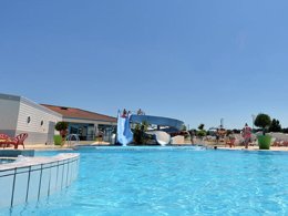 Camping Pas Cher vous présente avec son site Officiel campingpascher.fr, le Camping Les Aventuriers De La Calypso classé 4 étoiles, situé sur la commune de Saint Jean De Monts dans le département Vendée (Pays De La Loire) en France. Le camping Les Aventuriers De La Calypso vous propose un hébergement de type mobil-home de 28 m² (télévision). L'établissement vous propose 3 autres types d'hébergements. Découvrez tous nos séjours à petits prix dans la commune et aux alentours de Saint Jean De Monts du département : Vendée (Pays De La Loire). Les Avis clients pour le Camping Les Aventuriers De La Calypso sont excellents avec une note moyenne de 8 sur 10. Piscine couverte, Piscine extérieure, Animations familiales, Club enfants, Aire de jeux enfants, Centre équestre, Cyclisme, Golf, Ping-pong, Piscine, Pétanque, Salle de jeux vidéo, Terrain de beach-volley, Terrain multisports, Bar, Dépôt de pain, Snack/Bar, Épicerie,... En savoir plus : cliquez-ICI.