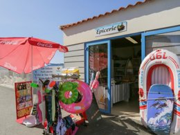 Camping Pas Cher vous présente avec son site Officiel campingpascher.fr, le Camping Les Aventuriers De La Calypso classé 4 étoiles, situé sur la commune de Saint Jean De Monts dans le département Vendée (Pays De La Loire) en France. Le camping Les Aventuriers De La Calypso, vous présente un hébergement de type mobil-home de 20 m². Le camping Les Aventuriers De La Calypso vous proposeun séjour PAS CHER avec une REMISEdu sam. 23 mai au sam. 30 mai 2026, en promotion à -57% pour 7 nuits à 219 € au lieu de 513,0 € soit une Économie de 294 €. Cette location propose 24 dates différentes pour réserver votre séjour. Découvrez également les 3 autres gammes d'hébergements du camping. Les Avis clients pour le Camping Les Aventuriers De La Calypso sont de 7 sur 10. Piscine couverte, Piscine extérieure, Animations familiales, Club enfants, Aire de jeux enfants, Centre équestre, Cyclisme, Golf, Ping-pong, Piscine, Pétanque, Salle de jeux vidéo, Terrain de beach-volley, Terrain multisports, Bar, Dépôt de pain, Snack/Bar, Épicerie,... En savoir plus : cliquez-ICI.