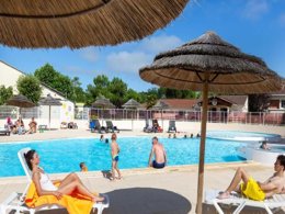 Camping Pas Cher vous présente avec son site Officiel campingpascher.fr, le Camping Le Both D'Orouet classé 3 étoiles, situé sur la commune de Saint Jean De Monts dans le département Vendée (Pays De La Loire) en France. Le camping Le Both D'Orouet vous propose un hébergement de type chalet de 35 m² pour 2 personnes. L'établissement vous propose 12 autres types d'hébergements. Découvrez tous nos séjours à petits prix dans la commune et aux alentours de Saint Jean De Monts du département : Vendée (Pays De La Loire). Les Avis clients pour le Camping Le Both D'Orouet sont excellents avec une note moyenne de 8 sur 10. Piscine chauffée, Piscine extérieure, Animations familiales, Club enfants, Aire de jeux enfants, Centre équestre, Golf, Parcours sportif, Pétanque, Structure gonflable enfants, Terrain multisports, Food truck, Snack/Bar, Épicerie,... En savoir plus : cliquez-ICI.