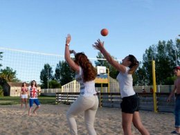 Camping Pas Cher vous présente avec son site Officiel campingpascher.fr, le Camping Le Both D'Orouet classé 3 étoiles, situé sur la commune de Saint Jean De Monts dans le département Vendée (Pays De La Loire) en France. Le camping Le Both D'Orouet, vous présente un hébergement de type mobil-home de 23 m². Le camping Le Both D'Orouet vous propose du lundi 25 mai au lundi 01 juin 2026 pour 7 nuits à 267€. Cette location propose 128 dates différentes pour réserver votre séjour. Découvrez également les 15 autres gammes d'hébergements du camping. Les Avis clients pour le Camping Le Both D'Orouet sont excellents avec une note moyenne de 8 sur 10. Piscine chauffée, Piscine extérieure, Animations familiales, Club enfants, Aire de jeux enfants, Centre équestre, Golf, Parcours sportif, Pétanque, Structure gonflable enfants, Terrain multisports, Food truck, Snack/Bar, Épicerie,... En savoir plus : cliquez-ICI.