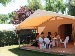Camping Pas Cher vous présente avec son site Officiel campingpascher.fr, le Camping Le Both D'Orouet classé 3 étoiles, situé sur la commune de Saint Jean De Monts dans le département Vendée (Pays De La Loire) en France. Le camping Le Both D'Orouet, vous présente un hébergement de type tente en toile et bois de 20 m² pour 1 personne. Le camping Le Both D'Orouet vous propose du dimanche 13 septembre au dimanche 20 septembre 2026 pour 7 nuits à 218€. Cette location propose 88 dates différentes pour réserver votre séjour. Découvrez également les 15 autres gammes d'hébergements du camping. Les Avis clients pour le Camping Le Both D'Orouet sont excellents avec une note moyenne de 8 sur 10. Piscine chauffée, Piscine extérieure, Animations familiales, Club enfants, Aire de jeux enfants, Centre équestre, Golf, Parcours sportif, Pétanque, Structure gonflable enfants, Terrain multisports, Food truck, Snack/Bar, Épicerie,... En savoir plus : cliquez-ICI.
