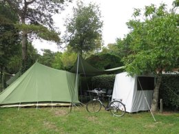 Camping Pas Cher vous présente avec son site Officiel campingpascher.fr, le Camping Le Both D'Orouet classé 3 étoiles, situé sur la commune de Saint Jean De Monts dans le département Vendée (Pays De La Loire) en France. Le camping Le Both D'Orouet, vous présente un hébergement de type tente de 17 m². Le camping Le Both D'Orouet vous propose du dimanche 13 septembre au dimanche 20 septembre 2026 pour 7 nuits à 176€. Cette location propose 99 dates différentes pour réserver votre séjour. Découvrez également les 15 autres gammes d'hébergements du camping. Les Avis clients pour le Camping Le Both D'Orouet sont excellents avec une note moyenne de 8 sur 10. Piscine chauffée, Piscine extérieure, Animations familiales, Club enfants, Aire de jeux enfants, Centre équestre, Golf, Parcours sportif, Pétanque, Structure gonflable enfants, Terrain multisports, Food truck, Snack/Bar, Épicerie,... En savoir plus : cliquez-ICI.