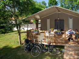 Camping Pas Cher vous présente avec son site Officiel campingpascher.fr, le Camping Le Both D'Orouet classé 3 étoiles, situé sur la commune de Saint Jean De Monts dans le département Vendée (Pays De La Loire) en France. Le camping Le Both D'Orouet, vous présente un hébergement de type tente en toile et bois de 23 m² pour 2 personnes. Le camping Le Both D'Orouet vous propose du lundi 25 mai au lundi 01 juin 2026 pour 7 nuits à 260€. Cette location propose 91 dates différentes pour réserver votre séjour. Découvrez également les 15 autres gammes d'hébergements du camping. Les Avis clients pour le Camping Le Both D'Orouet sont excellents avec une note moyenne de 8 sur 10. Piscine chauffée, Piscine extérieure, Animations familiales, Club enfants, Aire de jeux enfants, Centre équestre, Golf, Parcours sportif, Pétanque, Structure gonflable enfants, Terrain multisports, Food truck, Snack/Bar, Épicerie,... En savoir plus : cliquez-ICI.