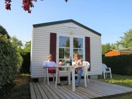 Camping Pas Cher vous présente avec son site Officiel campingpascher.fr, le Camping Le Both D'Orouet classé 3 étoiles, situé sur la commune de Saint Jean De Monts dans le département Vendée (Pays De La Loire) en France. Le camping Le Both D'Orouet, vous présente un hébergement de type mobil-home de 20 m². Le camping Le Both D'Orouet vous propose du lundi 25 mai au lundi 01 juin 2026 pour 7 nuits à 260€. Cette location propose 106 dates différentes pour réserver votre séjour. Découvrez également les 15 autres gammes d'hébergements du camping. Les Avis clients pour le Camping Le Both D'Orouet sont excellents avec une note moyenne de 8 sur 10. Piscine chauffée, Piscine extérieure, Animations familiales, Club enfants, Aire de jeux enfants, Centre équestre, Golf, Parcours sportif, Pétanque, Structure gonflable enfants, Terrain multisports, Food truck, Snack/Bar, Épicerie,... En savoir plus : cliquez-ICI.