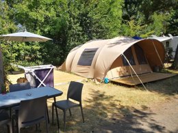 Camping Pas Cher vous présente avec son site Officiel campingpascher.fr, le Camping Le Both D'Orouet classé 3 étoiles, situé sur la commune de Saint Jean De Monts dans le département Vendée (Pays De La Loire) en France. Le camping Le Both D'Orouet, vous présente un hébergement de type tente de 23 m² pour 5 personnes. Le camping Le Both D'Orouet vous propose du dimanche 13 septembre au dimanche 20 septembre 2026 pour 7 nuits à 190€. Cette location propose 99 dates différentes pour réserver votre séjour. Découvrez également les 15 autres gammes d'hébergements du camping. Les Avis clients pour le Camping Le Both D'Orouet sont excellents avec une note moyenne de 8 sur 10. Piscine chauffée, Piscine extérieure, Animations familiales, Club enfants, Aire de jeux enfants, Centre équestre, Golf, Parcours sportif, Pétanque, Structure gonflable enfants, Terrain multisports, Food truck, Snack/Bar, Épicerie,... En savoir plus : cliquez-ICI.