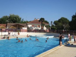 Camping Pas Cher vous présente avec son site Officiel campingpascher.fr, le Camping Le Both D'Orouet classé 3 étoiles, situé sur la commune de Saint Jean De Monts dans le département Vendée (Pays De La Loire) en France. Le camping Le Both D'Orouet, vous présente un hébergement de type tente de 17 m². Le camping Le Both D'Orouet vous propose du dimanche 13 septembre au dimanche 20 septembre 2026 pour 7 nuits à 176€. Cette location propose 99 dates différentes pour réserver votre séjour. Découvrez également les 15 autres gammes d'hébergements du camping. Les Avis clients pour le Camping Le Both D'Orouet sont excellents avec une note moyenne de 8 sur 10. Piscine chauffée, Piscine extérieure, Animations familiales, Club enfants, Aire de jeux enfants, Centre équestre, Golf, Parcours sportif, Pétanque, Structure gonflable enfants, Terrain multisports, Food truck, Snack/Bar, Épicerie,... En savoir plus : cliquez-ICI.